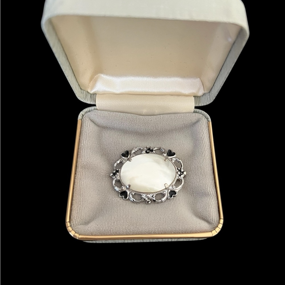 Elegant Silver and mother of pearl Brooch